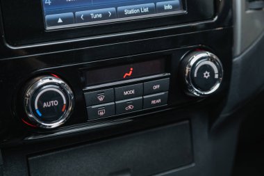 Novosibirsk, Rusya - 12 Ağustos 2021: Mitsubishi Pajero, modern siyah araba iç mimarisi: klima düğmeli klima görüntüsü, bir arabanın içindeki sıcaklık hakkında bilgi içeren gösterge paneli