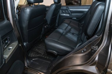 Novosibirsk, Rusya - 12 Ağustos 2021: Mitsubishi Pajero, Araç içi, arka koltukların bir kısmı