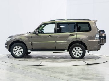 Novosibirsk, Rusya - 12 Ağustos 2021: Mitsubishi Pajero, yan görüş. Otoparktaki popüler araba.