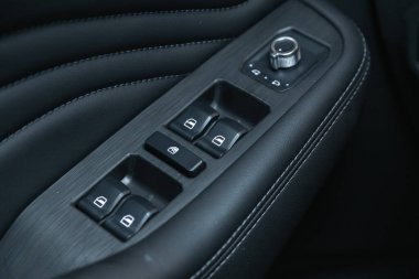 Novosibirsk, Rusya - 12 Eylül 2021: Haval F7, yan kapı düğmeleri: pencere ayarlama düğmeleri, kapı kilidi. 