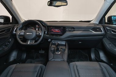 Novosibirsk, Rusya - 12 Eylül 2021: Haval F7, direksiyon, vites kolu ve gösterge paneli, iklim kontrolü, hız göstergesi, ekran. Yeni bir stil mekanı.
