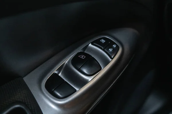 2021年7月27日 Nissan Juke 侧门按钮关闭 窗户调整按钮 — 图库照片