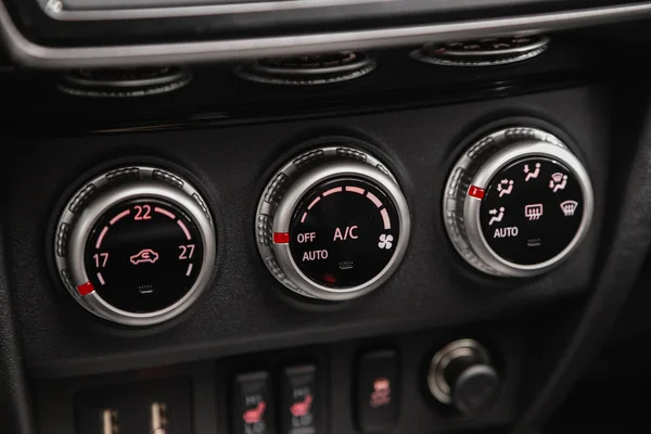 ノヴォシビルスク ロシア 2021年8月31日 三菱エクリプス 現代の黒車のインテリア 車の中でエアコンボタンと気候制御ビュー — ストック写真