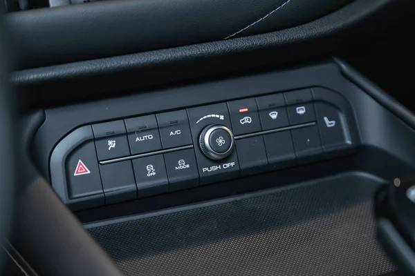 2021年9月12日 俄罗斯新锡尔斯克 Haval 黑色轿车内部 装有空调按钮的气候控制视图 — 图库照片