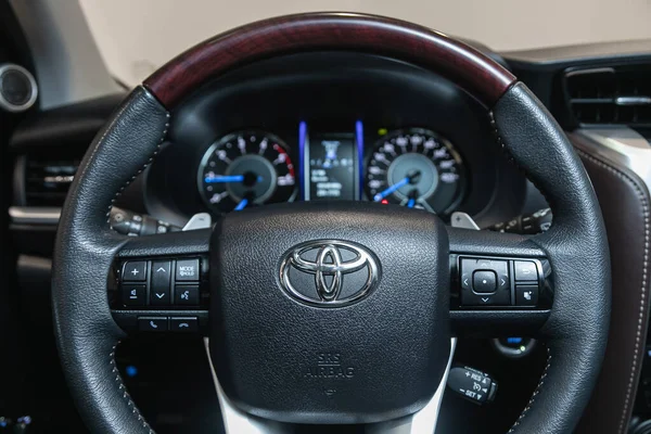 Novosibirsk Rusya Eylül 2021 Toyota Fortuner Gösterge Paneli Çok Fonksiyonlu — Stok fotoğraf