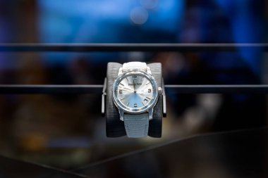 Moskova, Rusya - 15 Ekim 2021: Bir dükkan vitrinindeki beyaz Audemars Piguet saatinin yakın çekimi