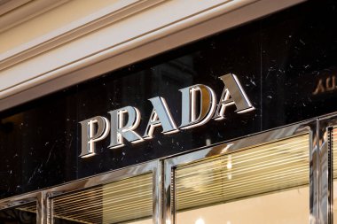 Moskova, Rusya - 14 Ekim 2021: GUM 'da Prada mağazası imzalı PRADA butiği