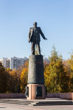 Moskova; Rusya - 15 Ekim 2021: Kozmonotlar Müzesi 'ndeki Sovyet roket ve uzay teknolojisinin yaratıcısı Sergei Pavlovich Korolev anıtı. Moskova, Rusya