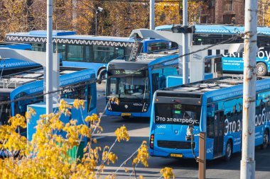 Moskova, Rusya - 14 Ekim 2021: Mavi şehir elektrikli otobüsleri park yerinde duruyor 