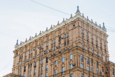 Ön cephe, sıva sütunlu klasik bir taş bina. Sovyet mimarisi 
