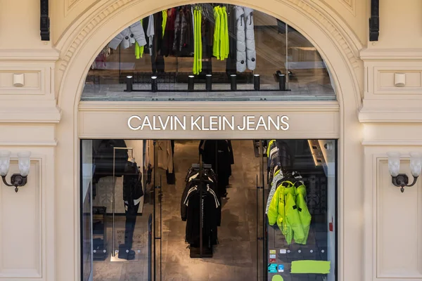 Moskova, Rusya - 14 Ekim 2021: Calvin Klein kot mağazasının penceresi. GUM mağazasında CKJ butik dükkanının penceresini göster