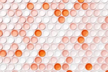 Pembe, turuncu yuvarlak, çok yönlü şekillerin üç boyutlu çizimi. Geometri arkaplanı