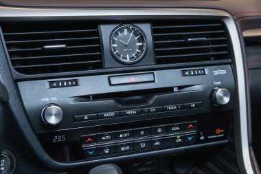 Novosibirsk, Rusya - 03 Ekim 2021: Lexus RX, bir arabanın içinde klima düğmesi olan siyah detay