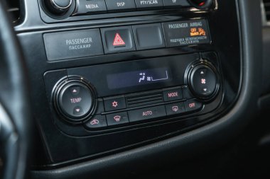 Novosibirsk, Rusya - 03 Ekim 2021: Mitsubishi Outlander, bir arabanın içinde klima düğmesi olan siyah detay