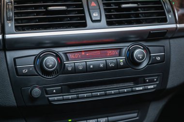 Novosibirsk, Rusya - 03 Ekim 2021: BMW X5, bir arabanın içinde klima düğmesi olan siyah detay