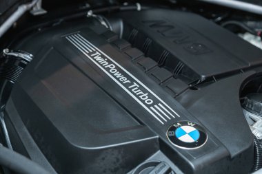 Novosibirsk, Rusya - 03 Ekim 2021: BMW X5, Yeni araba motorunun detaylarını kapat
