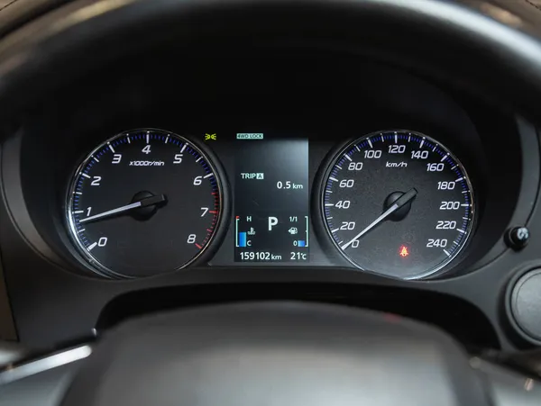 2021年10月3日 俄罗斯Novosibirsk Mitsubishi Outlander Car Panel Digital Bright Speed Ometer — 图库照片