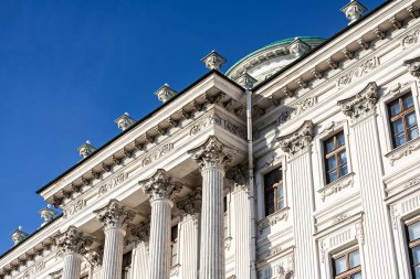 Pashkov Evi 'nde yakın plan bir köşe yazısı, neoklasik bir konak..