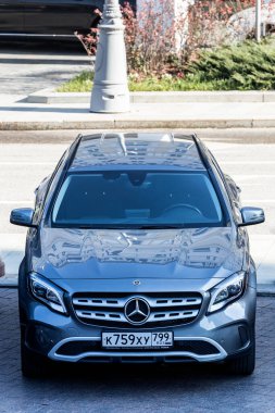 Moskova, Rusya - 15 Ekim 2021: Gümüş Mercedes-Benz GLA sıcak bir sonbahar gününde sokağa park edilmiştir. 