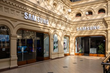 Moskova, Rusya - 14 Ekim 2021: Samsung mağazasının penceresi. GUM mağazasında Samsung butik dükkanının penceresini göster