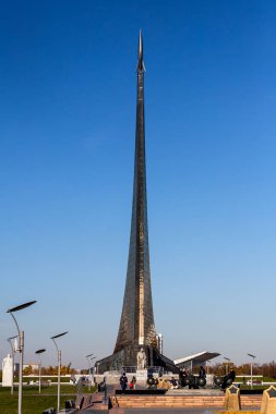Moskova, Rusya - 14 Ekim 2021: Uzayın Fatihleri Anıtı 'nın mavi gökyüzü arkaplanına yakın plan.