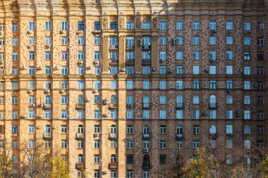 Klimalı çok katlı bir panelin yakın çekimi.