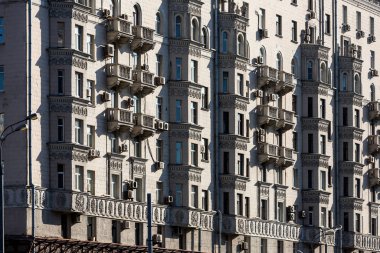 Çamur, sıva sütunlu klasik bir taş bina. Sovyet mimarisi 