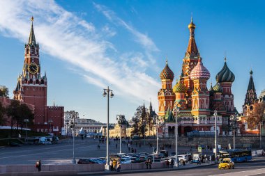 St. Basil 'in Katedrali ve Kremlin Duvarları ve Kızıl Meydan' da güneşli mavi gökyüzü. Kızıl Meydan, Rusya 'da Moskova' da popüler turnuvalar anlamına geliyor,