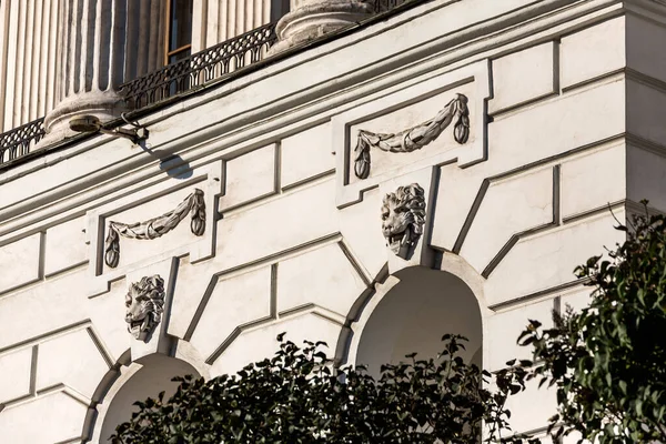 Nahaufnahme Eines Gebäudes Das Mit Einer Löwenskulptur Geschmückt Ist — Stockfoto