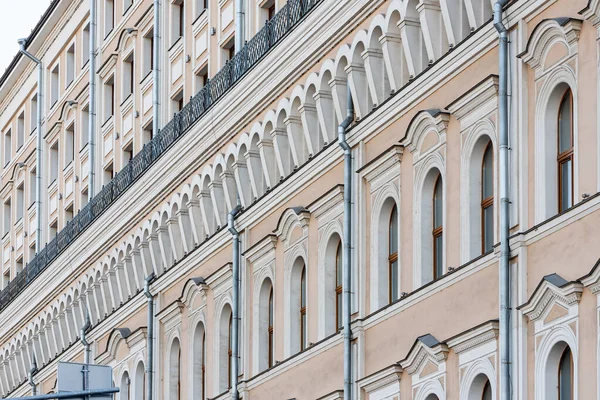 Москва Россия Октября 2021 Фасад Классического Каменного Здания Окнами Колоннами — стоковое фото