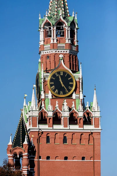 克里姆林宫的Spasskaya塔位于莫斯科红场的一个秋天的早晨 — 图库照片