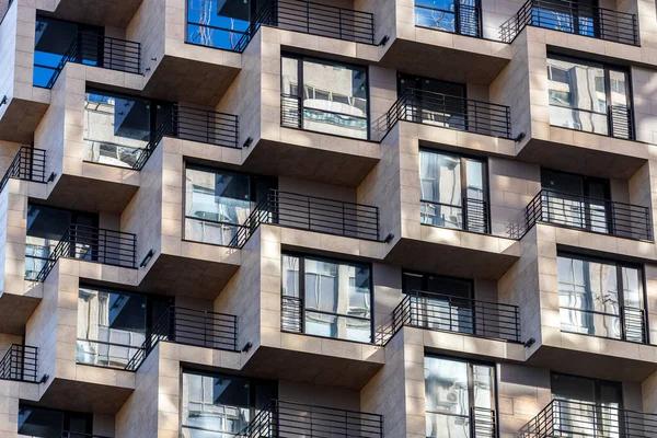 Edificio Oficinas Alta Tecnología Con Paredes Transparentes Que Reflejan Cielo — Foto de Stock