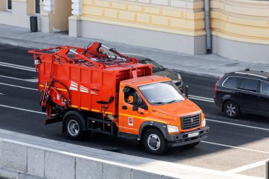 MOSCOW, RUSSIA - 15 Ekim 2021: Çamuru temizlemek için kullanılan makine yolda su akıntılarıyla ilerliyor, yakın plan. Özel hasat ekipmanları 