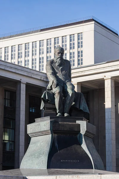Moscú Rusia Octubre 2021 Primer Plano Monumento Fiódor Dostoievski Fondo —  Fotos de Stock