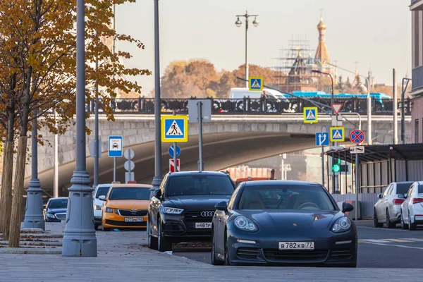 Moscú Rusia Octubre 2021 Tráfico Ciudad Una Calle Ciudad Ocupada —  Fotos de Stock