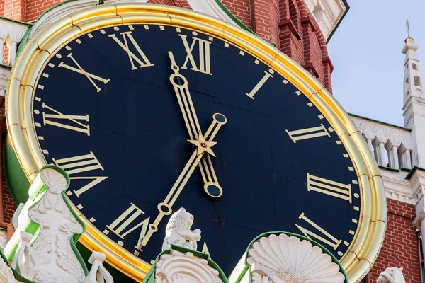 在蓝天的映衬下 Spasskaya塔 克里姆林宫时钟的特写 — 图库照片