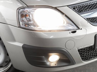 Novosibirsk, Rusya - 25 Eylül 2021: Lada Largus, yeni aracın ayrıntılı ışığı. Dış detay 