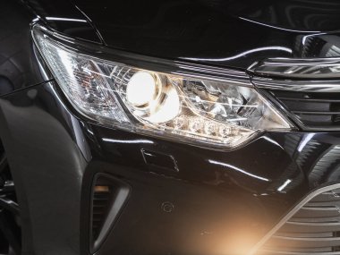 Novosibirsk, Rusya - 25 Eylül 2021: Toyota Camry, yeni arabanın ayrıntılı ışığı. Dış detay 