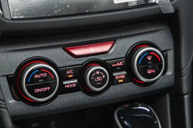 Novosibirsk, Rusya - 25 Eylül 2021: Subaru XV, koşullandırıcı ve modern bir otomobilin hava akışı kontrolü