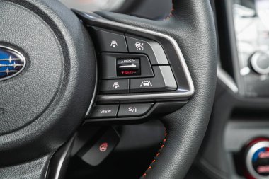 Novosibirsk, Rusya - 25 Eylül 2021: Subaru XV, hızlı kontrol telefonu, müzik ve diğer işlevler için çok fonksiyonlu siyah direksiyon