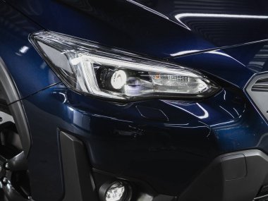 Novosibirsk, Rusya - 25 Eylül 2021: Subaru XV, yeni arabanın ayrıntılı ışığı. Dış detay 
