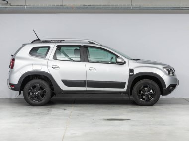 Novosibirsk, Rusya - 22 Temmuz 2021: Silver Renault Duster, yan görüş. Park yerinde rahat bir araba.  