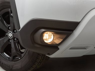 Novosibirsk, Rusya - 22 Temmuz 2021: Renault Duster, tampondaki sis ışıklarının yakın çekimi