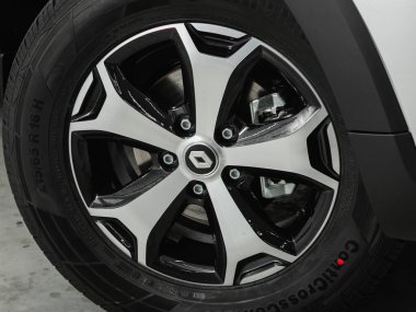 Novosibirsk, Rusya - Temmuz 01, 2021: Renault KAPTUR, tampon, alaşım tekerleği, araba temizleme 