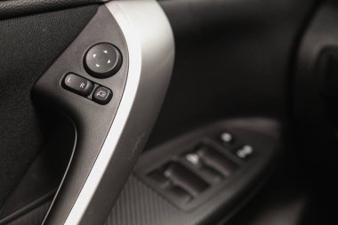 Novosibirsk, Rusya - 31 Ağustos 2021: Mitsubishi Eclipse, yan ayna kontrol paneli, kapı kilidi düğmesi