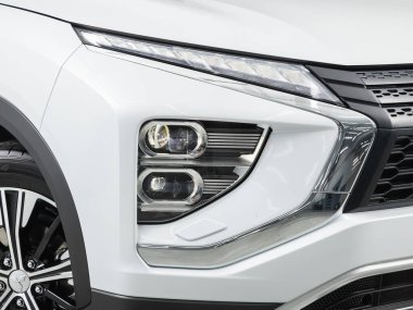 Novosibirsk, Rusya - 31 Ağustos 2021: Mitsubishi Eclipse, Detay ışığı yeni arabanın üzerine. Dış detay 