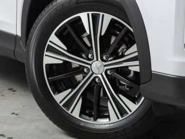 Novosibirsk, Rusya - 31 Ağustos 2021: Mitsubishi Eclipse, tampon, alaşım tekerleği, araba temizleme 