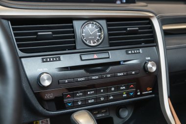 Novosibirsk, Rusya - 24 Eylül 2021: Lexus RX300, modern bir otomobilde kondisyon ve hava akışı kontrolü