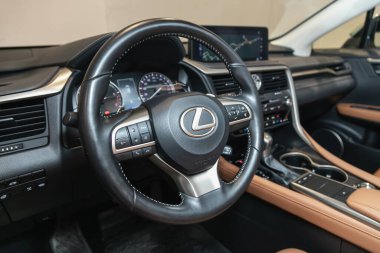 Novosibirsk, Rusya - 24 Eylül 2021: Lexus RX300, gösterge paneli, oyuncu, logo ve düğmeli direksiyon, hız göstergesi ve takometresi