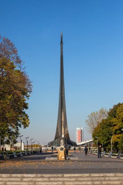 Moskova, Rusya - 14 Ekim 2021: Uzayın Fatihleri Anıtı 'nın mavi gökyüzü arkaplanına yakın plan.